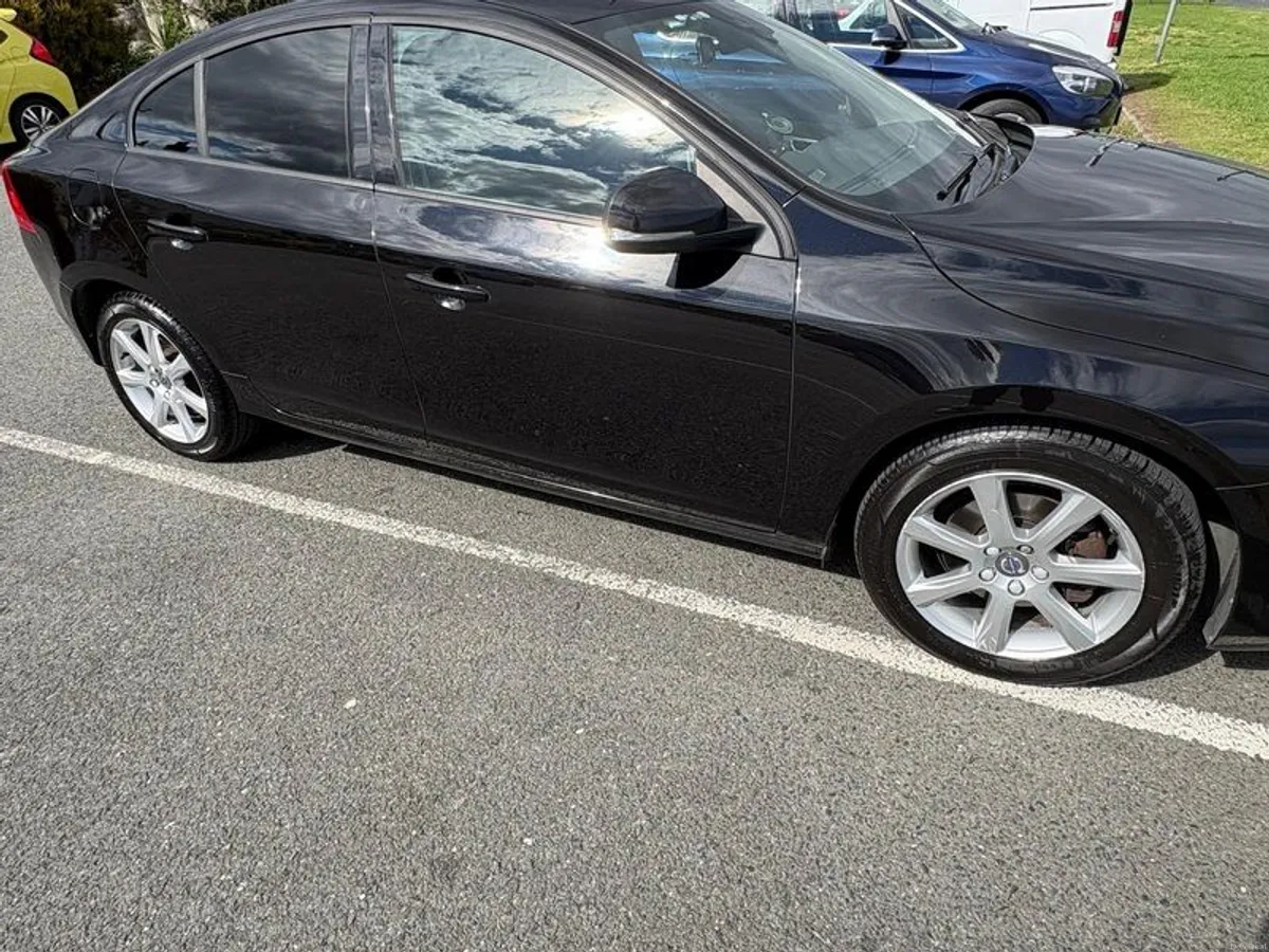2017 Volvo S60 - Image 4