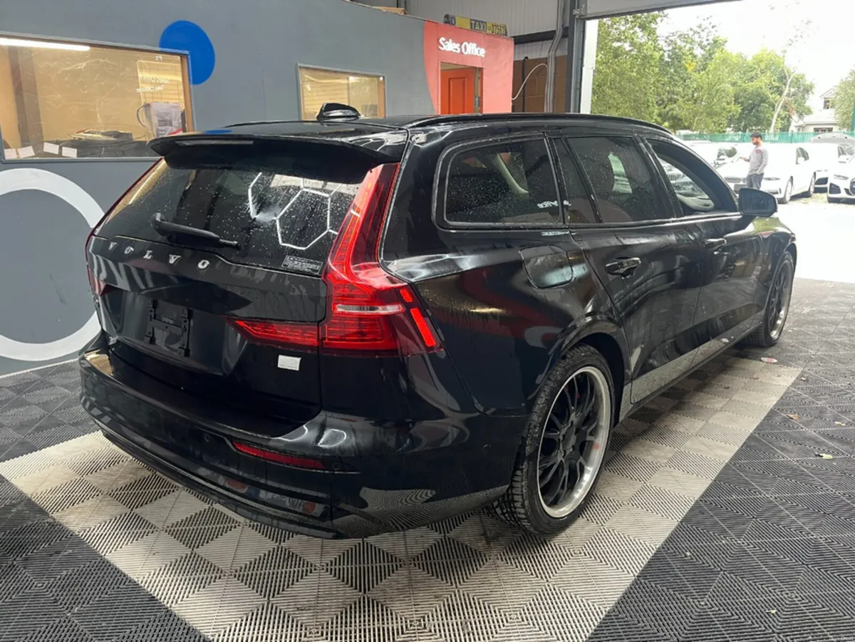 Volvo V60 2023 VOLVO V60 4wd RECHARGE ULTIMATE T6 - Image 3