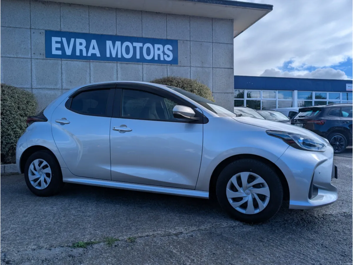 Toyota Yaris X HYBRID AUTOMATIC 1.5 PETROL //LOW M - Image 3