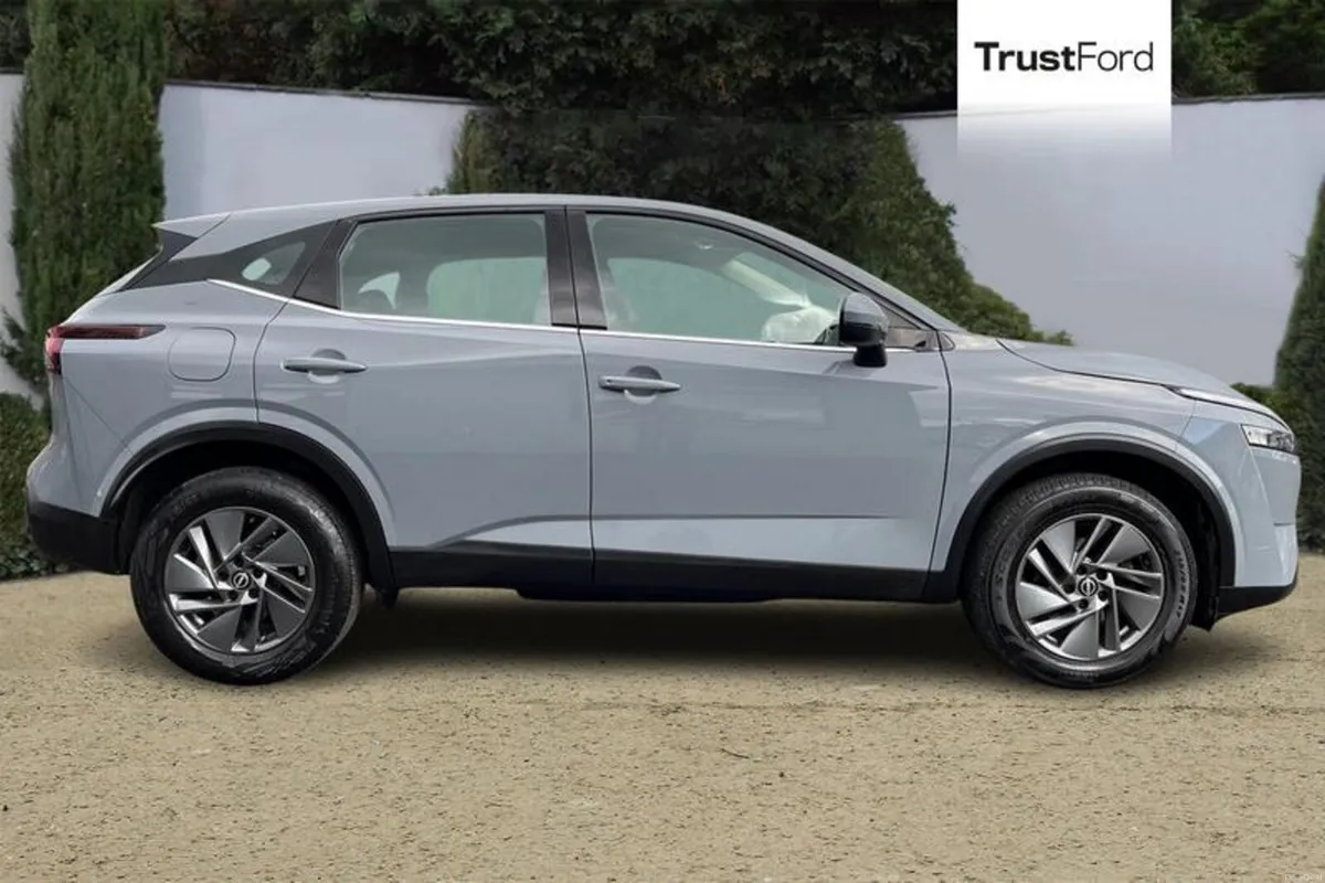 Nissan Qashqai 1.3 DiG-T MH Acenta Premium 5dr - Image 3