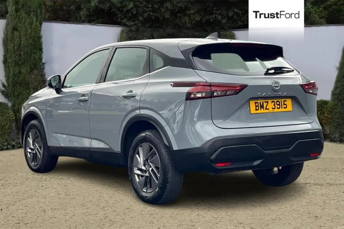 Nissan Qashqai 1.3 DiG-T MH Acenta Premium 5dr - Image 2