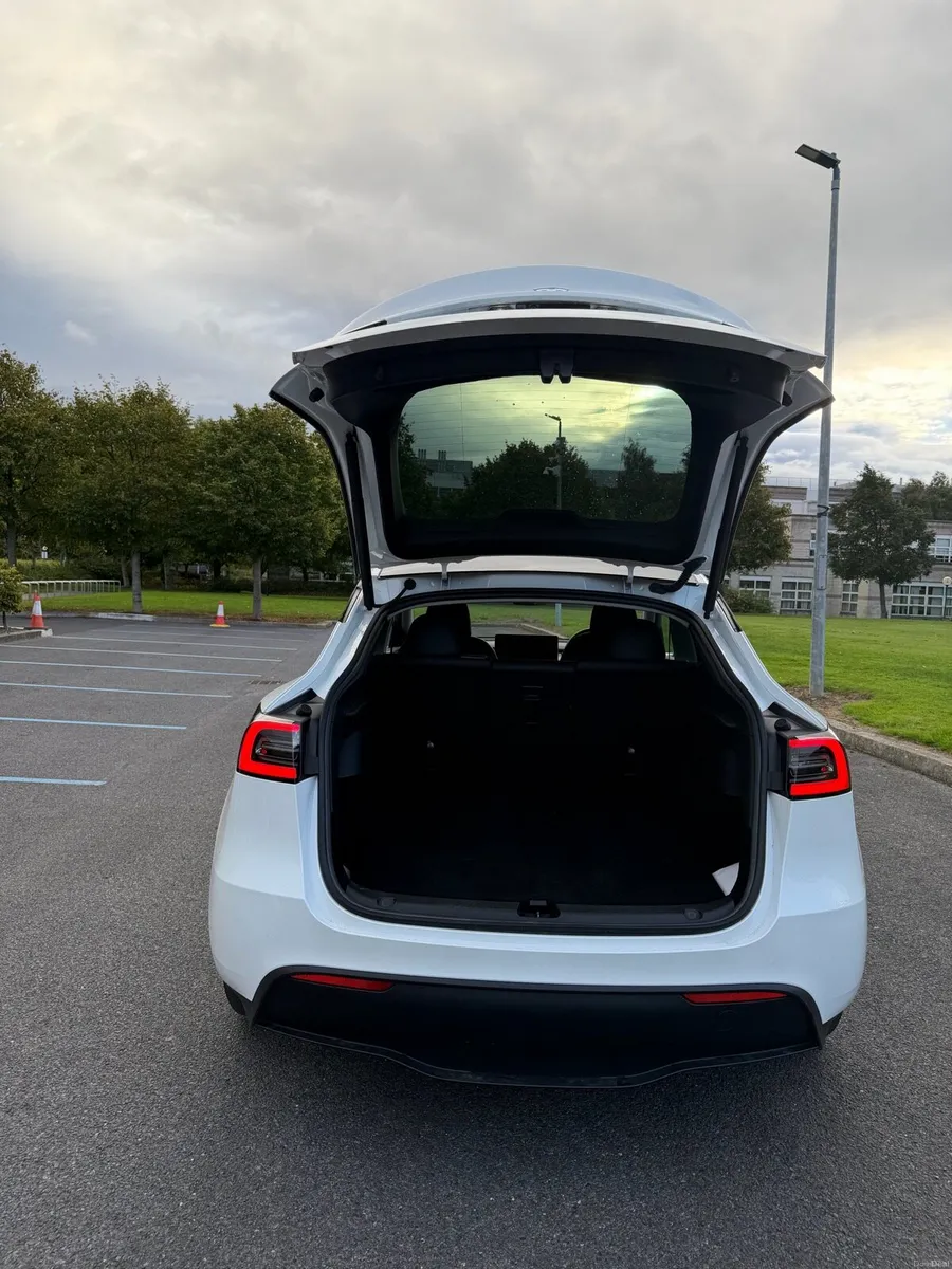232 Tesla Model Y Long Range AWD – 1 Owner - Image 6
