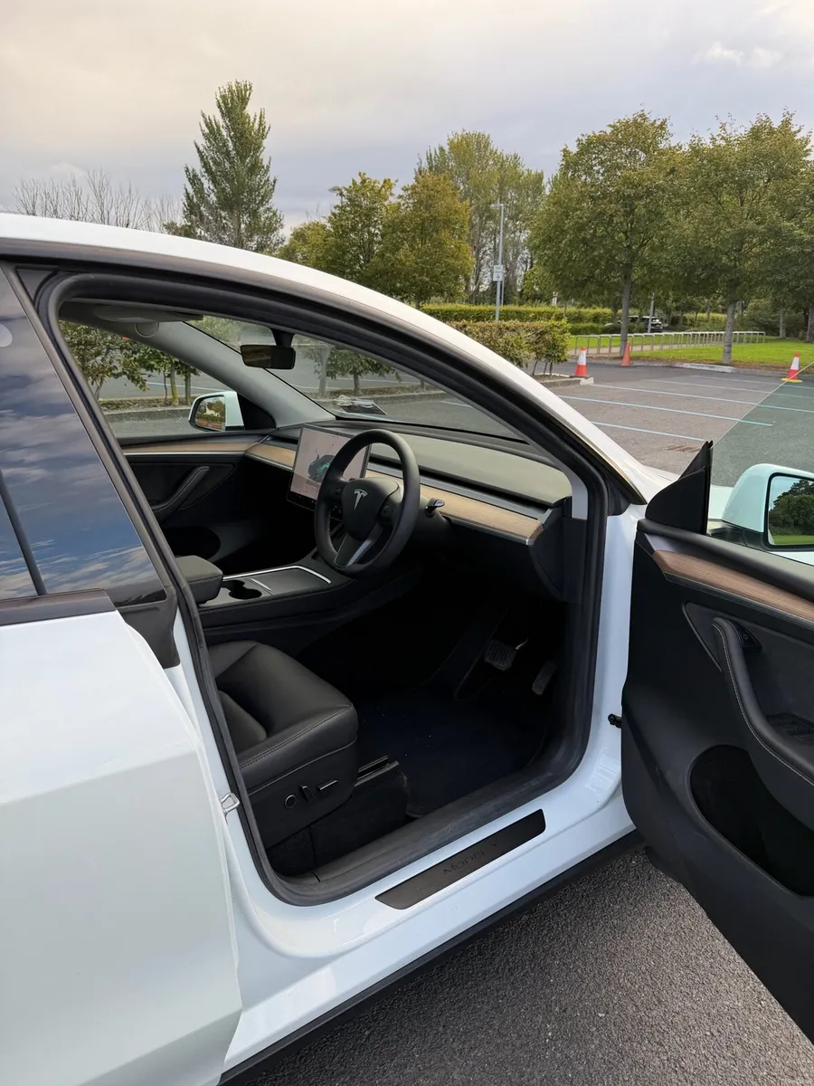 232 Tesla Model Y Long Range AWD – 1 Owner - Image 4