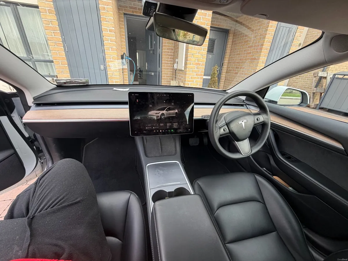 Tesla Model 3 2023 - Image 2