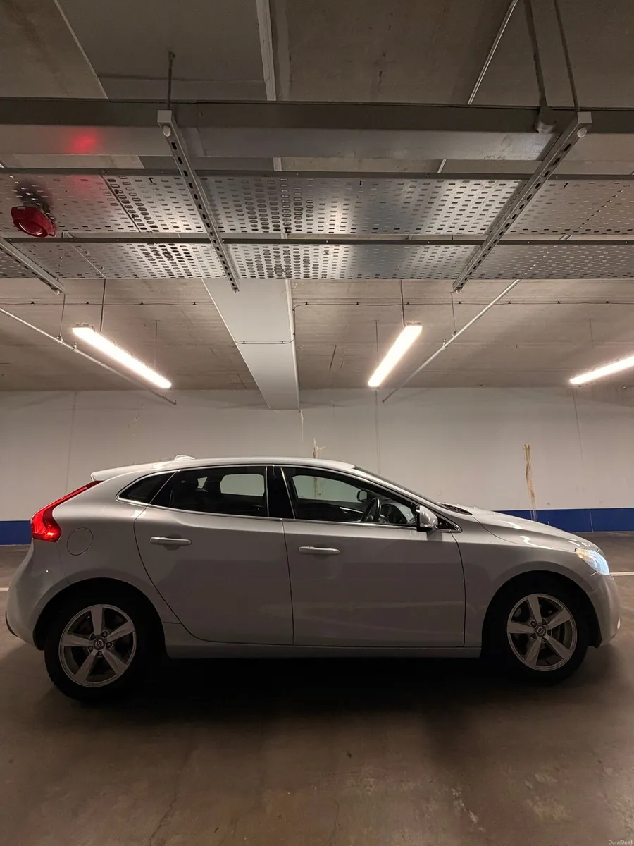 Volvo V40 2012 - Image 2