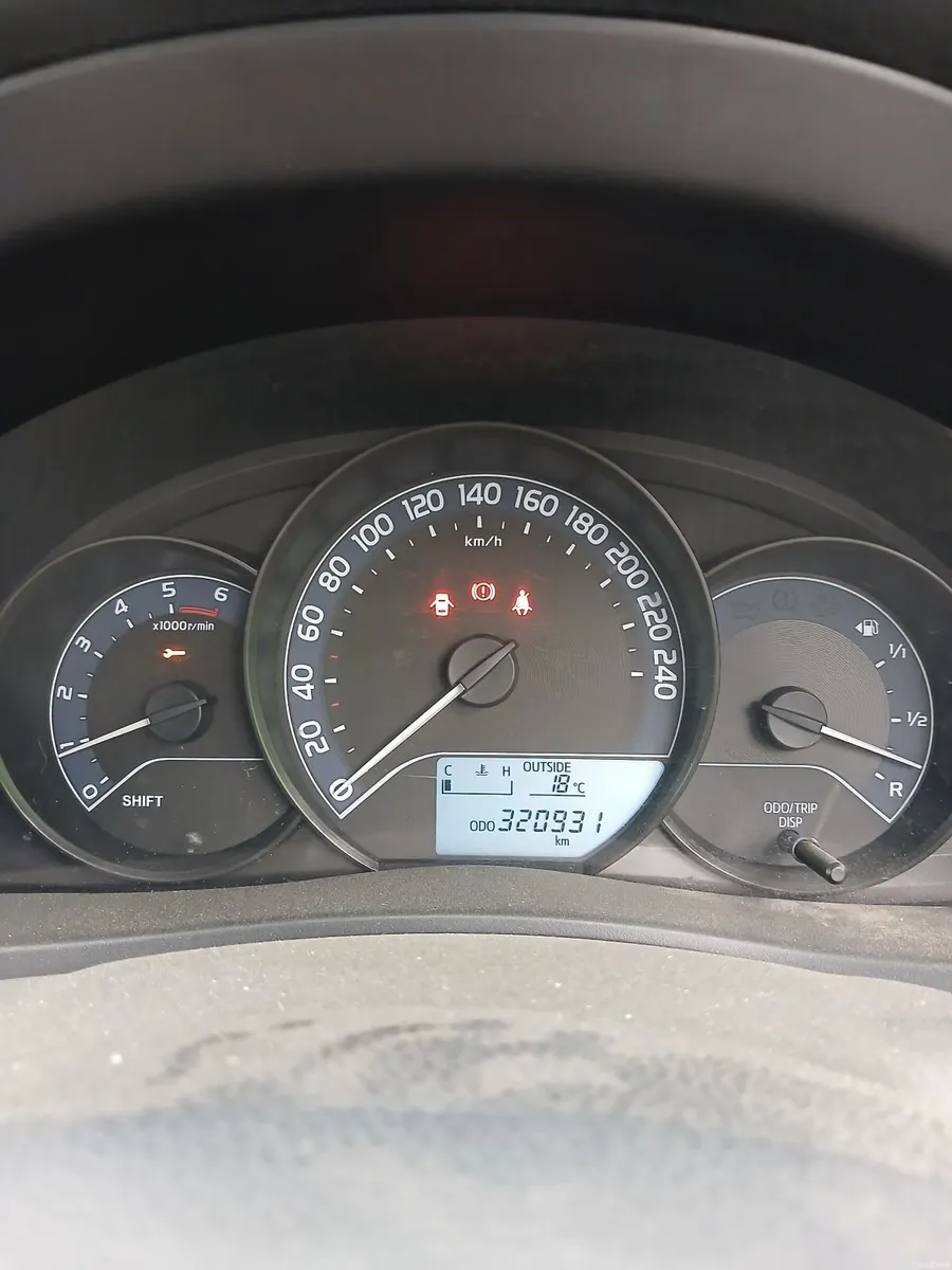 Toyota Auris 2017 - Image 2