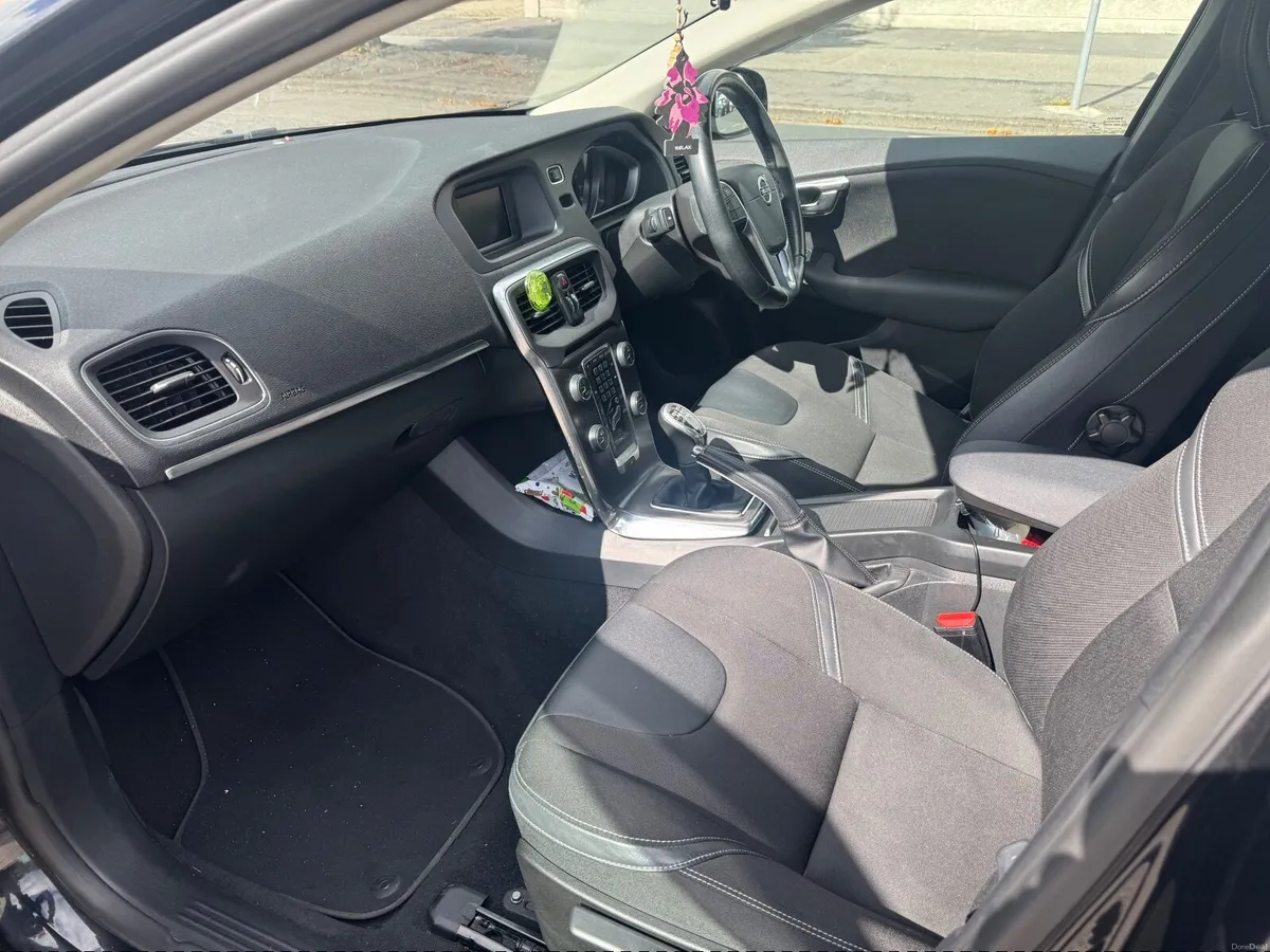 Volvo V40 2013 - Image 2