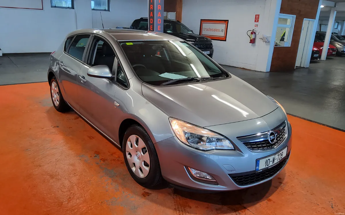 Opel Astra 2010 - Image 1