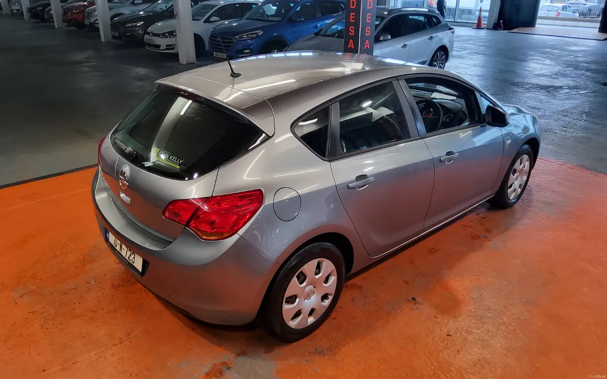 Opel Astra 2010 - Image 2