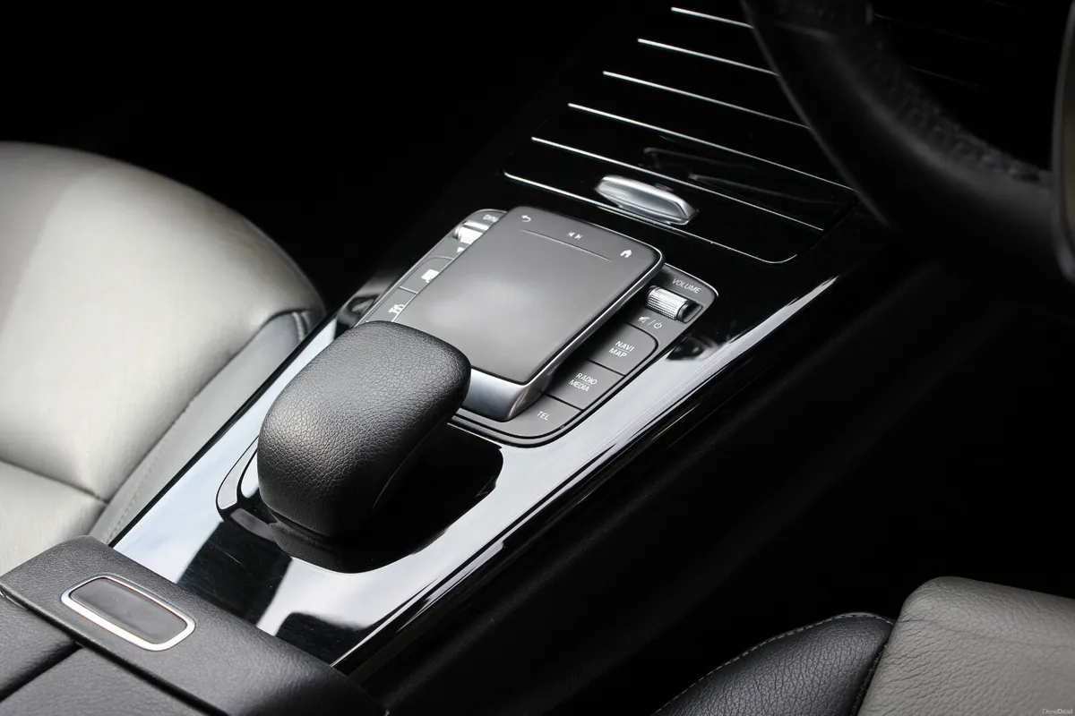 Mercedes-Benz CLA 250 e AMG Line Premium Hybrid - Image 5