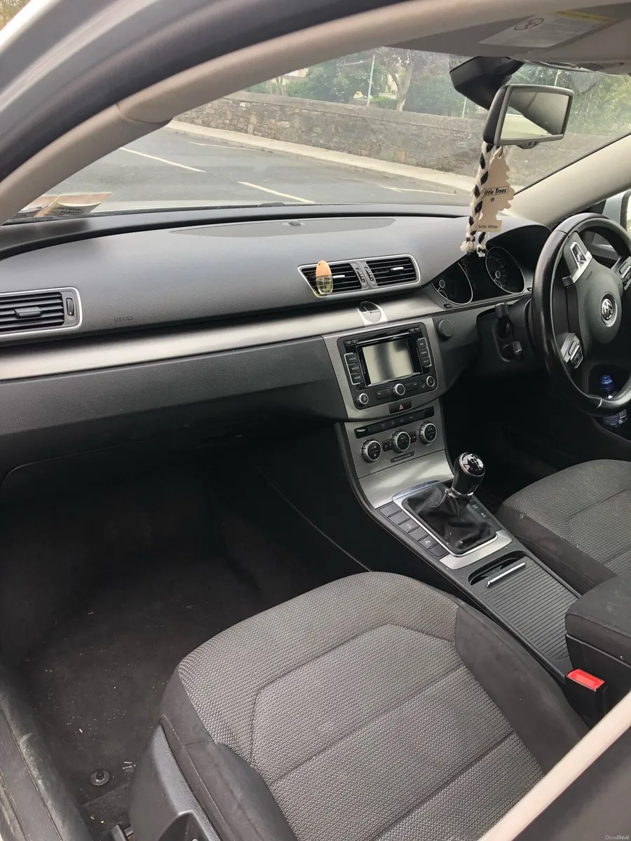 Volkswagen Passat - Image 5
