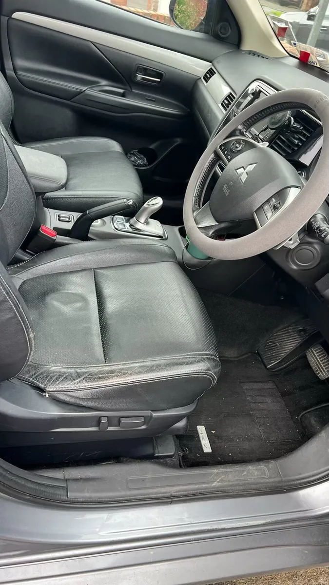 Mitsubishi Outlander SUV - Image 3