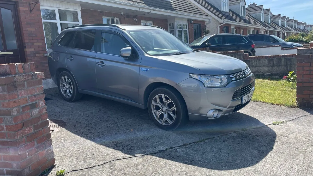 Mitsubishi Outlander SUV - Image 4