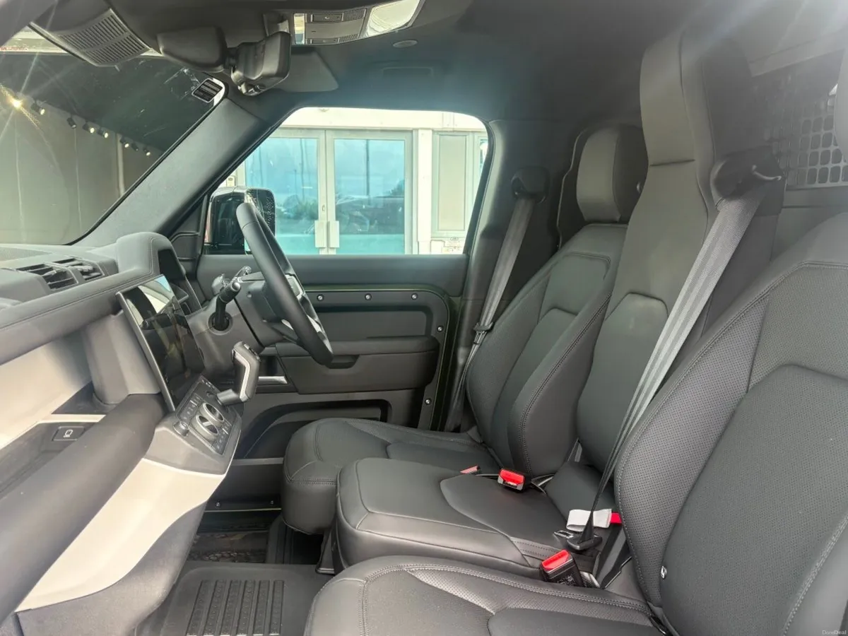Land Rover Defender 110 3.0D / X-Dynamic SE / Comm - Image 2