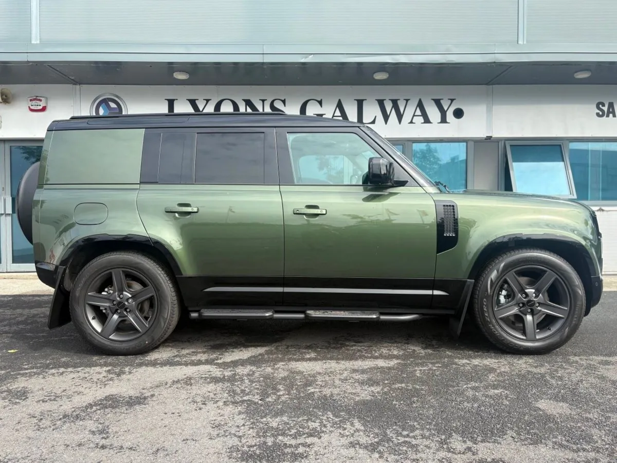 Land Rover Defender 110 3.0D / X-Dynamic SE / Comm - Image 4