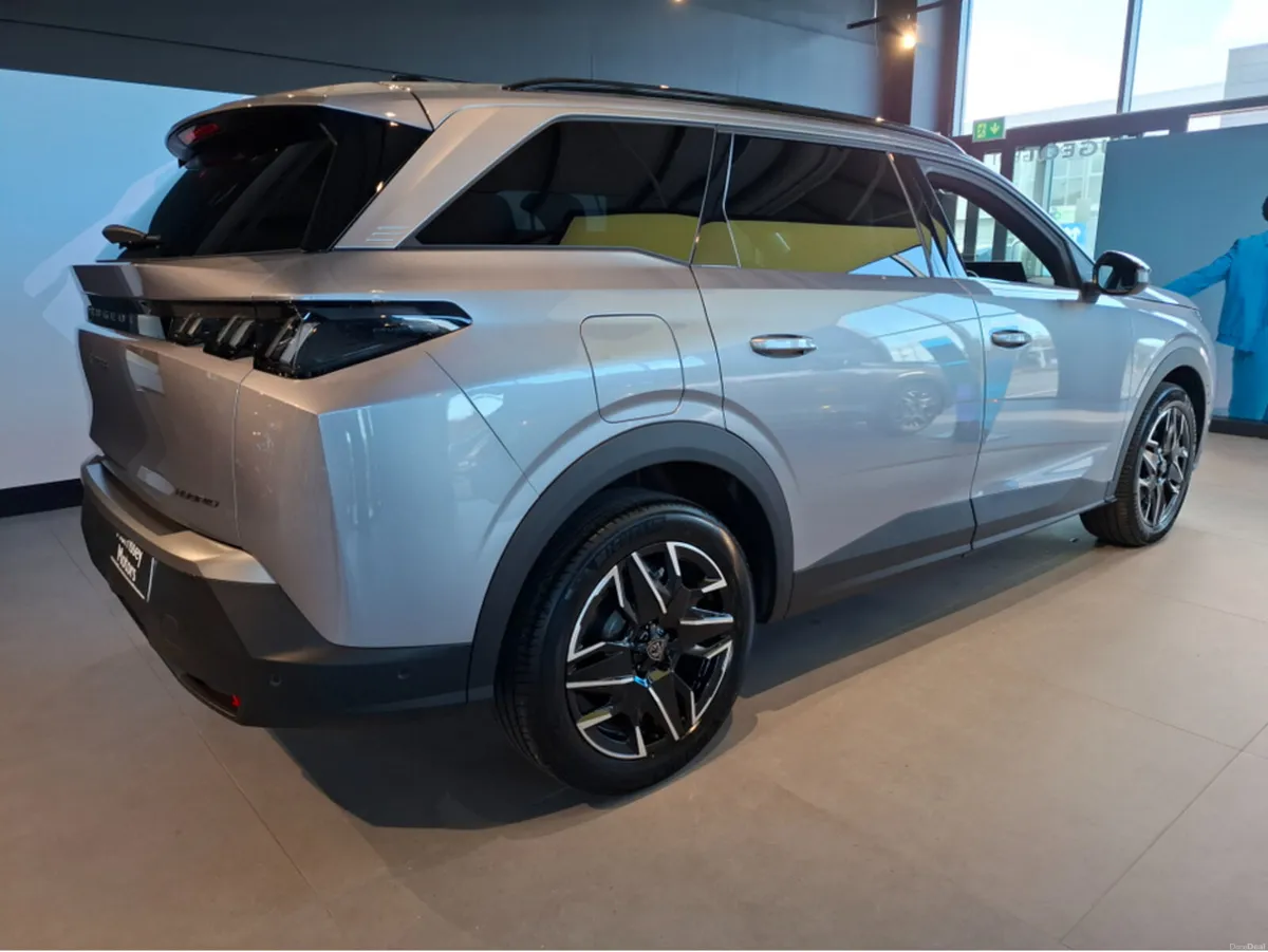 Peugeot 5008 *NEW MODEL / 7 SEATER - ALLURE 73KWH - Image 5