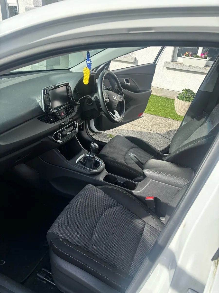 Hyundai i30 deluxe 1.0L turbo - Image 5