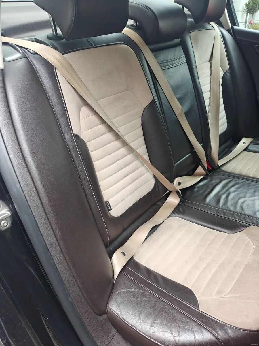 Volkswagen Passat 2011 - Image 2