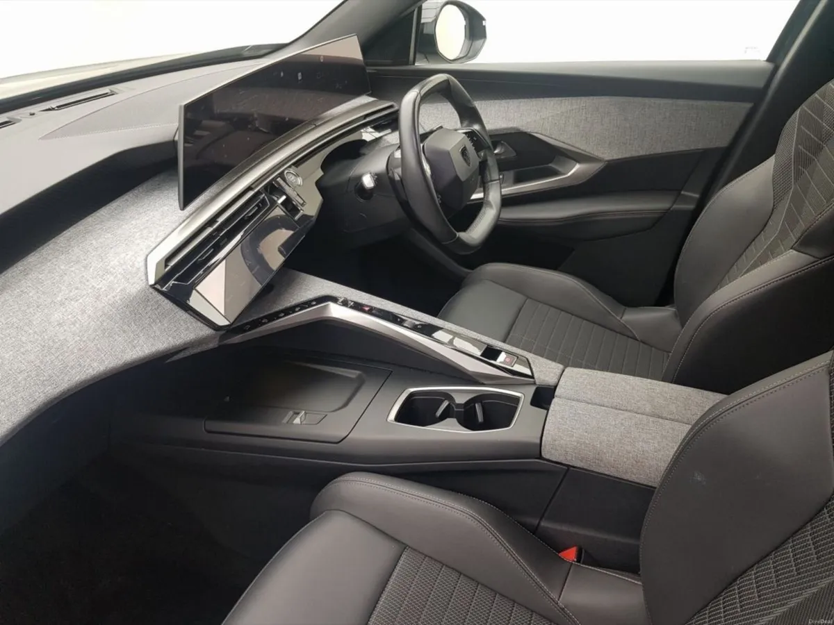 Peugeot 3008 1.2 MHEV PureTech 136bhp eDCS6 Allure - Image 4