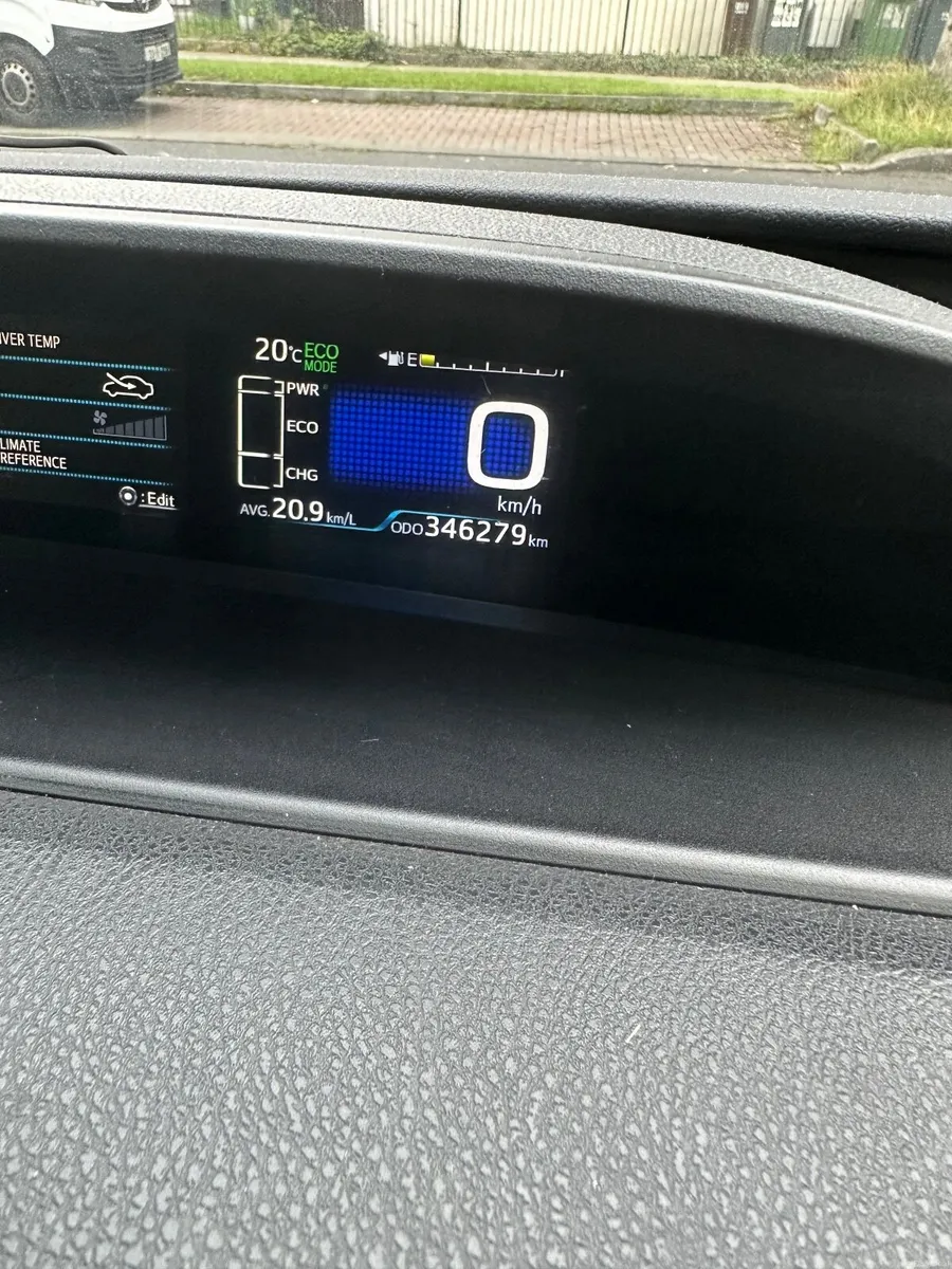 Toyota Prius 2016 - Image 2