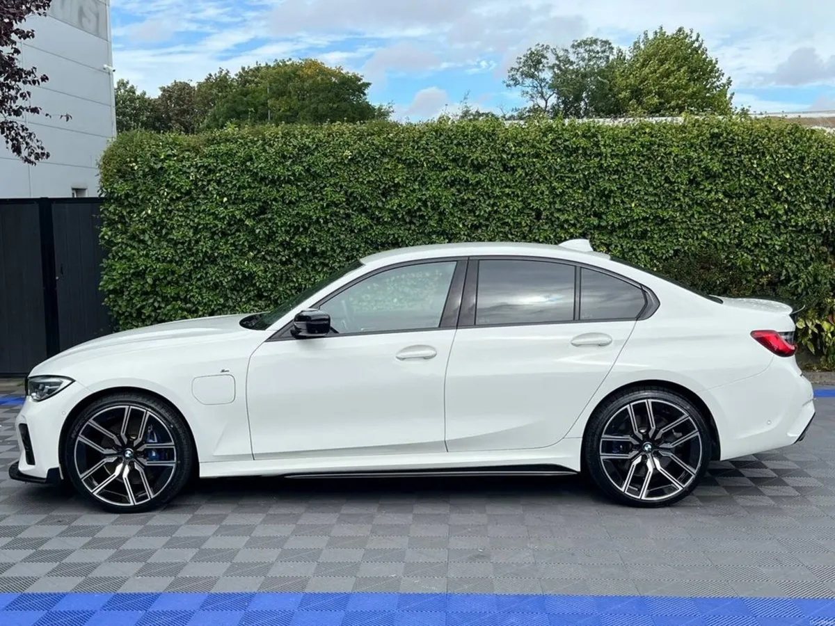 BMW 3-Series 330e M-SPORT COMPETITION 2.0 HYBRID / - Image 3
