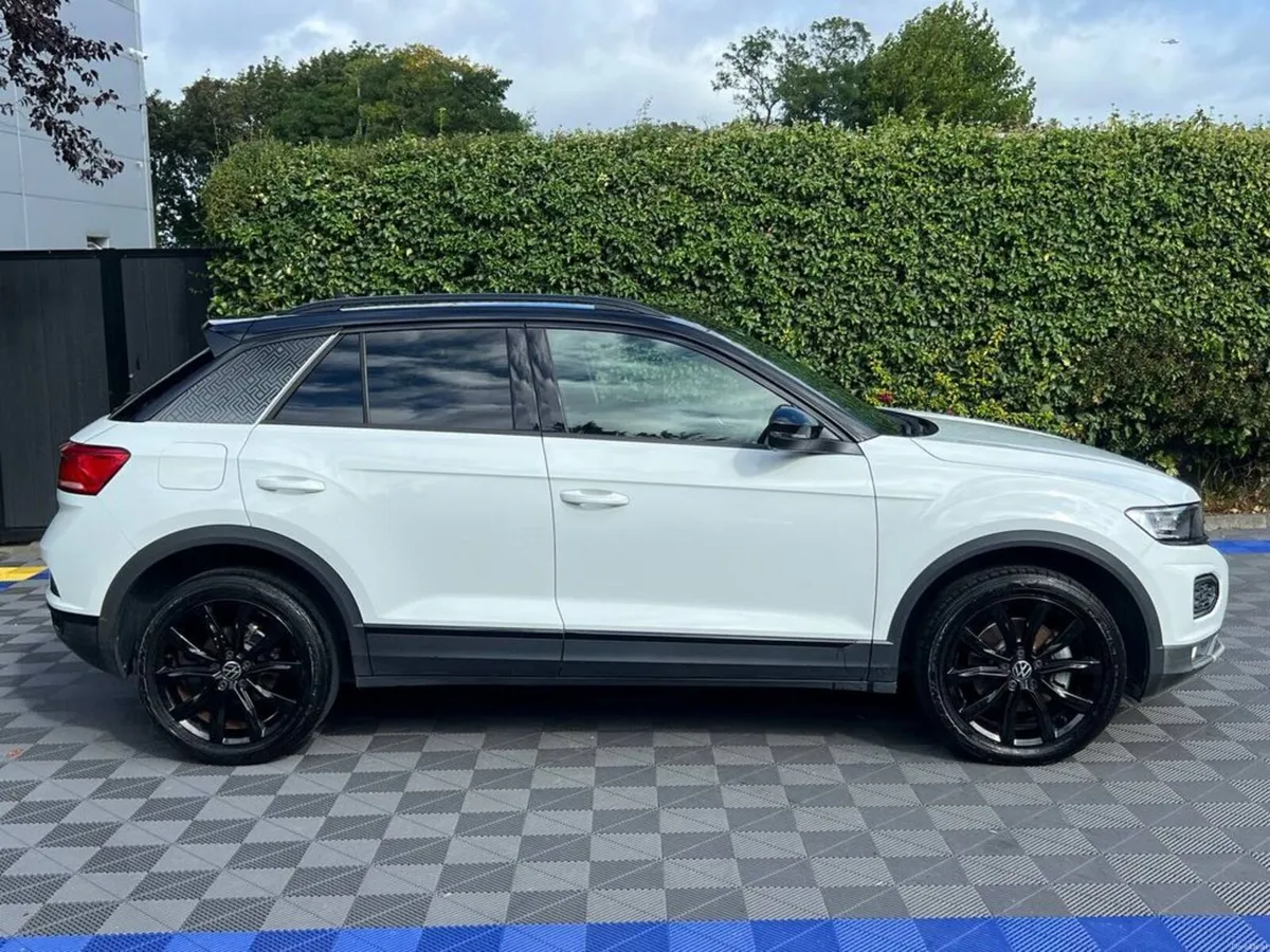Volkswagen T-Roc DESIGN 2.0 TDI AUTO // APPLE CARP - Image 2