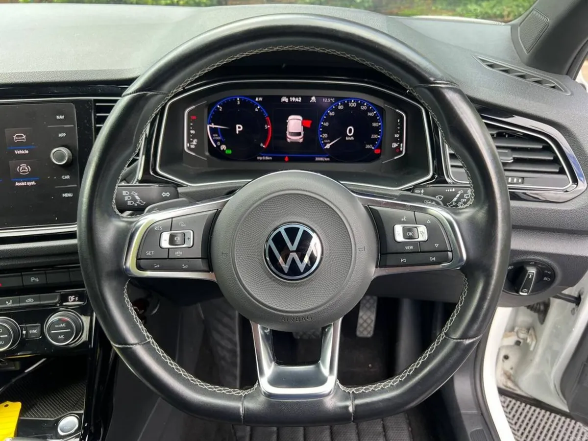 Volkswagen T-Roc DESIGN 2.0 TDI AUTO // APPLE CARP - Image 4