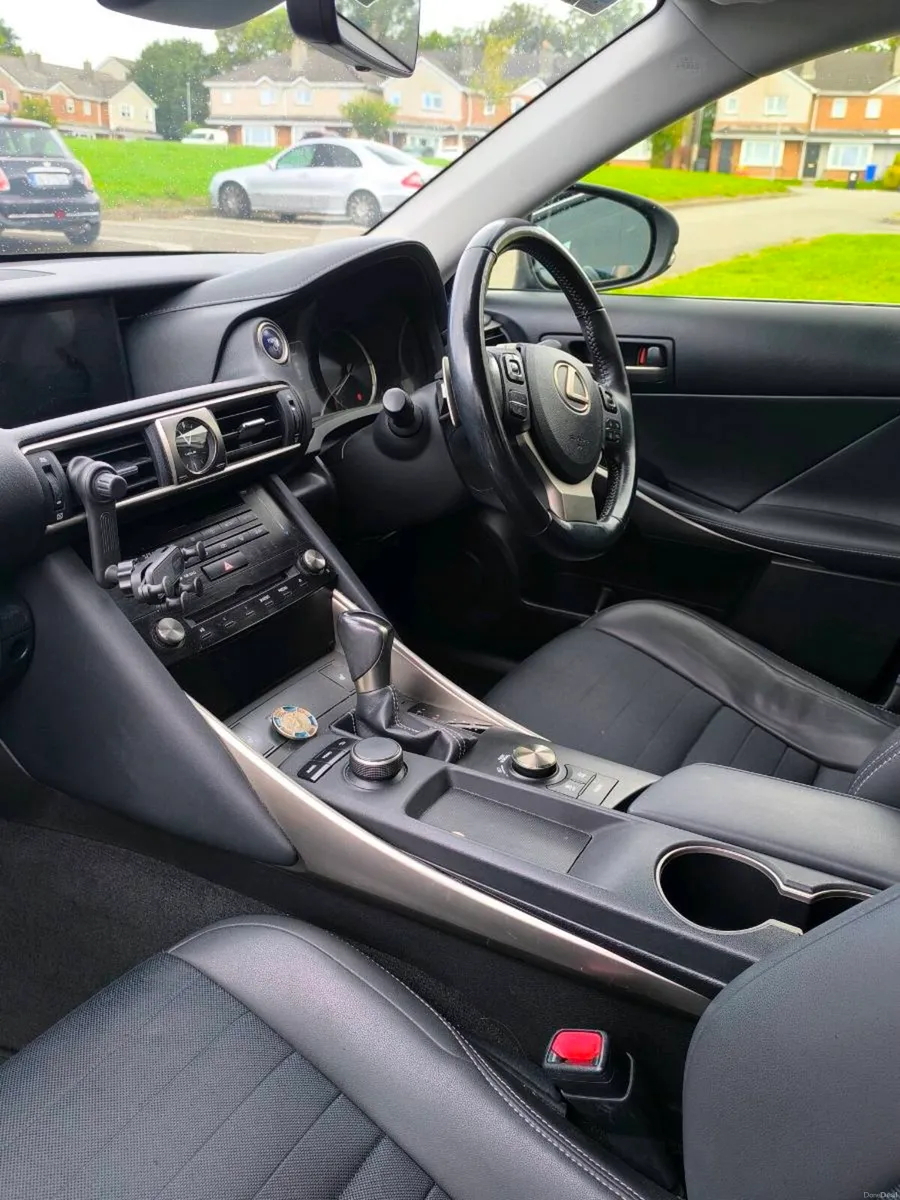 Lexus IS 300h. 2017 - Image 5