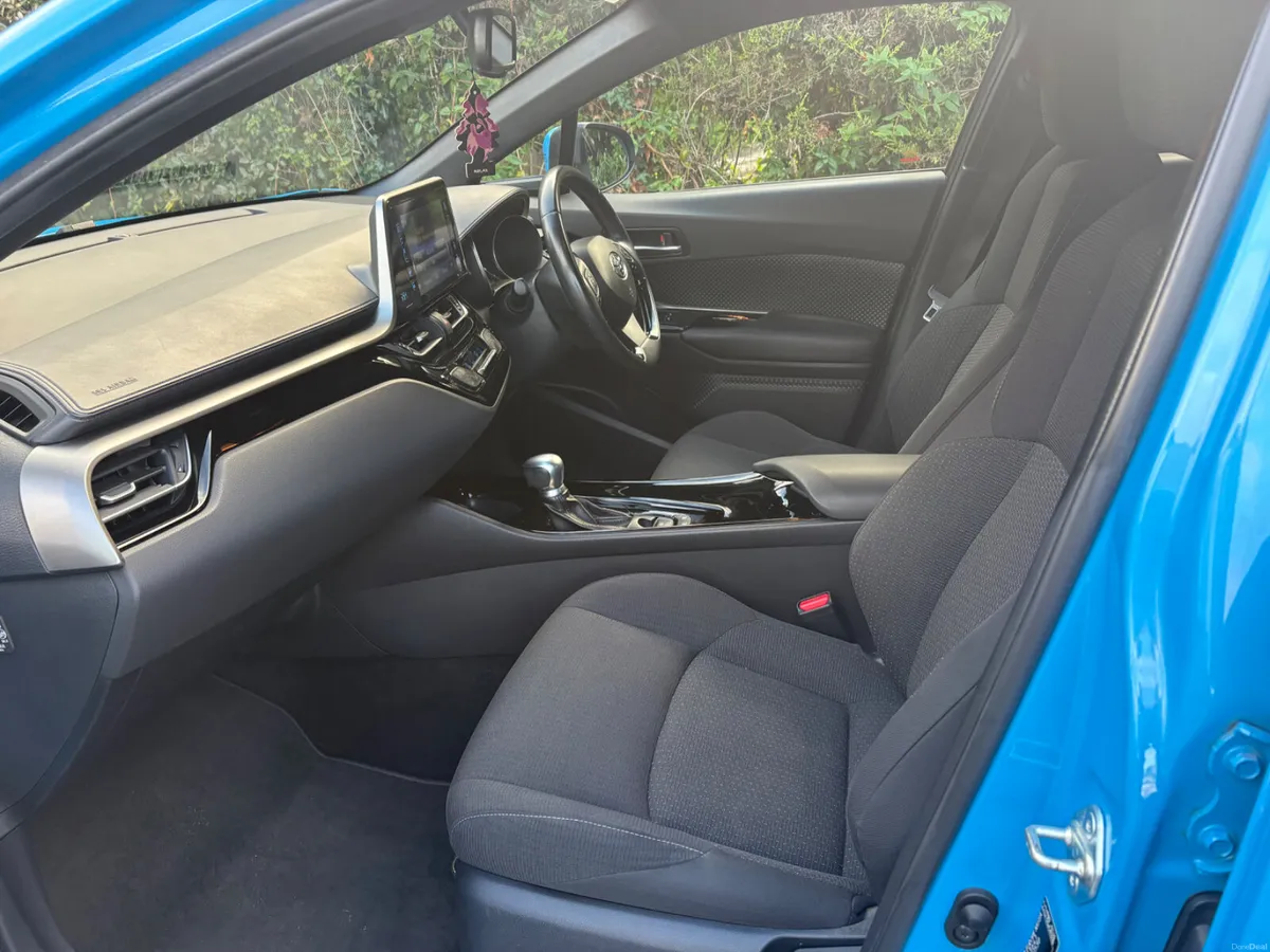 Toyota C-HR 2019 Hybrid - Image 6