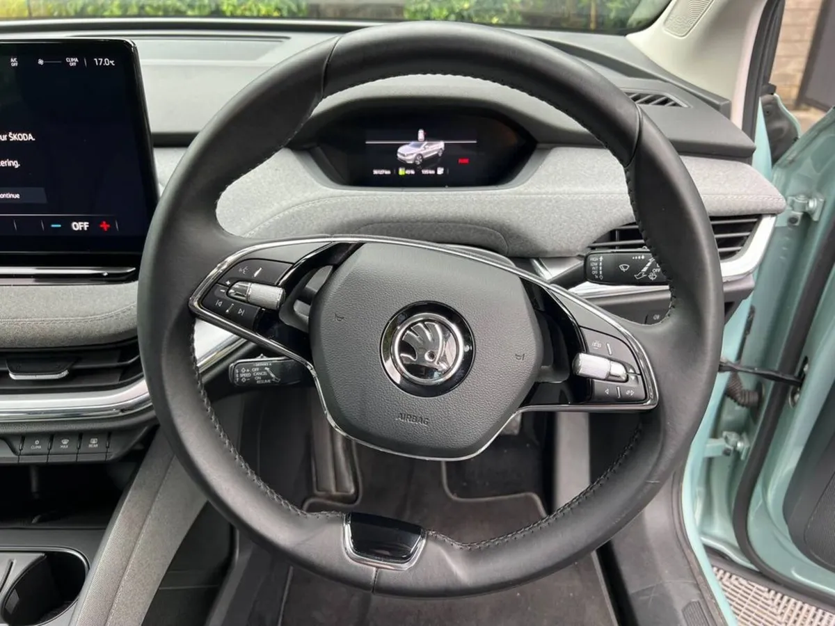 Skoda Enyaq 60 IV ROYALE 58KWH // DIAMOND CUT ALLO - Image 4