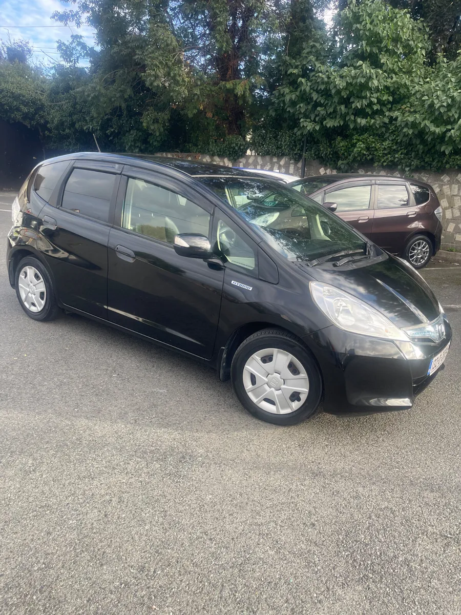 2013 Honda fit automatic hybrid only 60k - Image 2