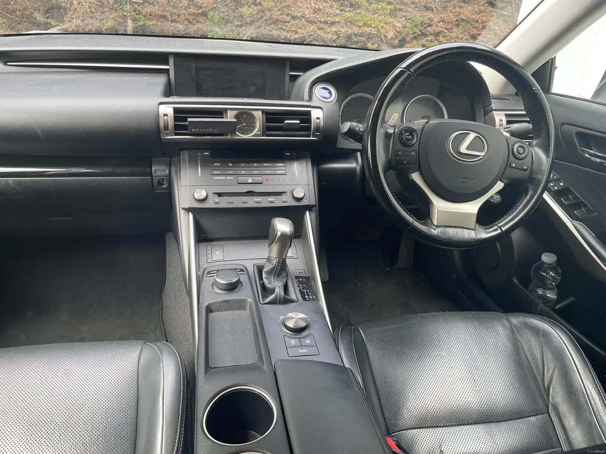 Lexus IS300H - Image 2