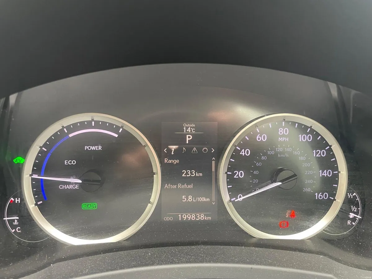 Lexus IS300H - Image 4