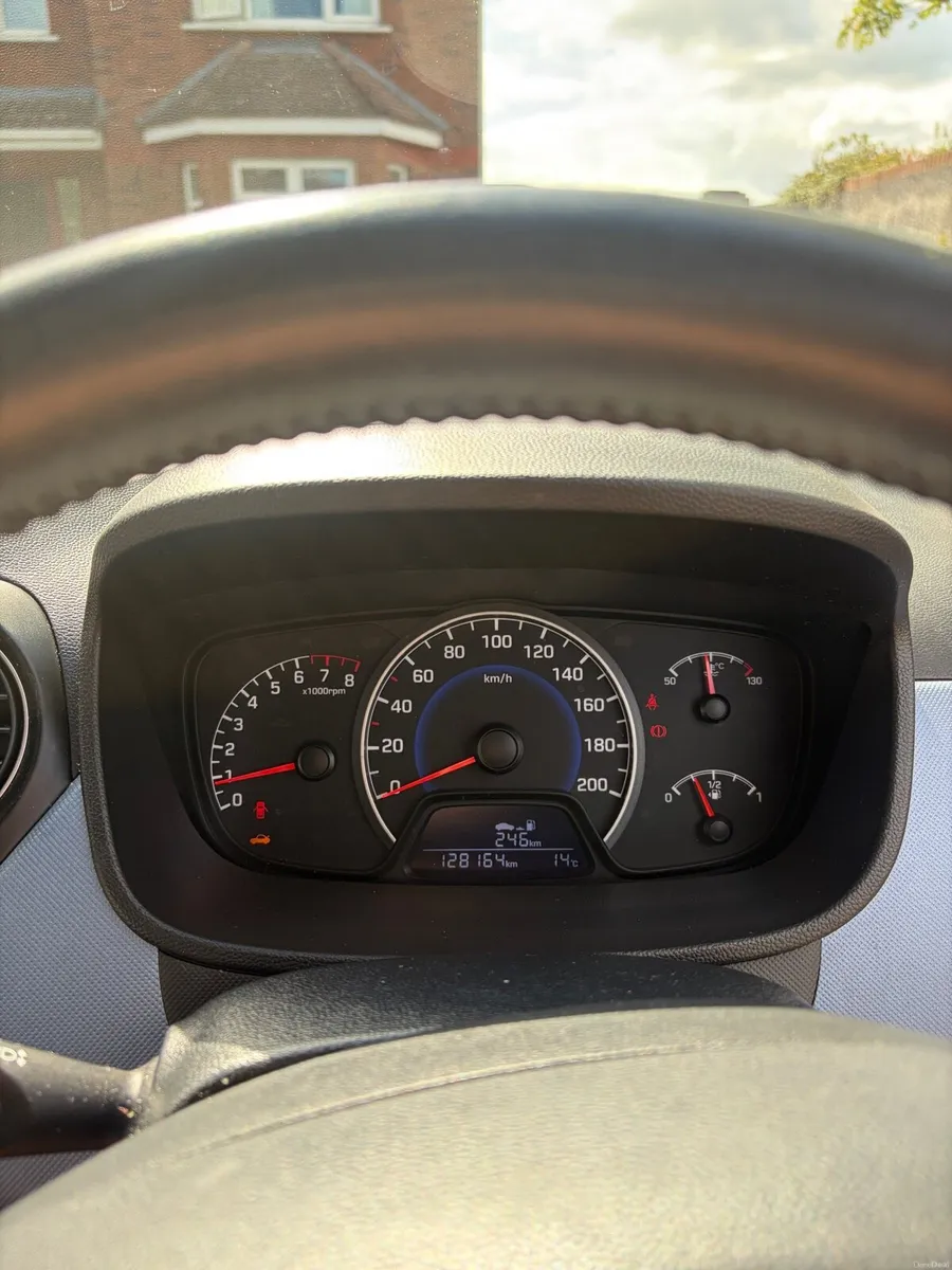 White Hyundai i10 - low owners - freshly serviced - Image 2