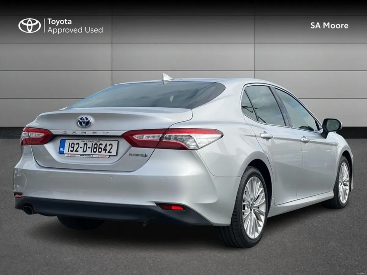 Toyota Camry HYBRID PLATINUM - Image 2