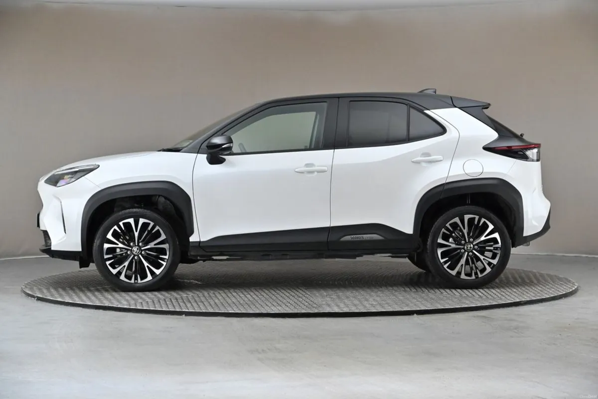Toyota Yaris Cross 1.5 HYBRID **HALF LEATHER**360 - Image 5