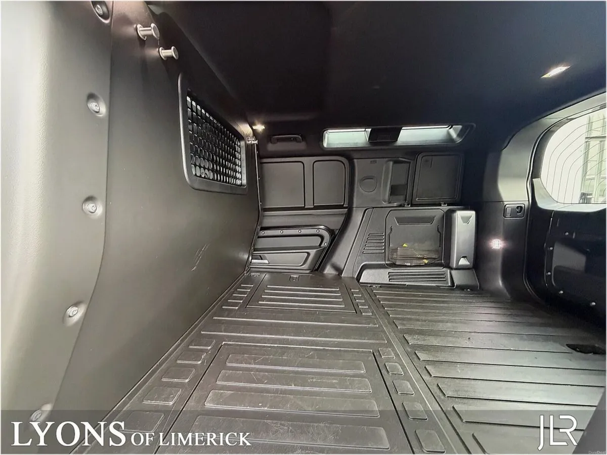 Land Rover Defender 110 3.0D X Dynamic 3 Seater Co - Image 5