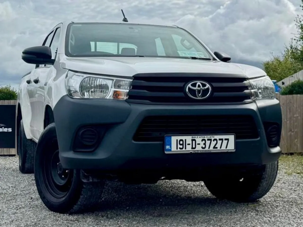 Toyota Hilux Double CAB DLX 4DR - Image 3