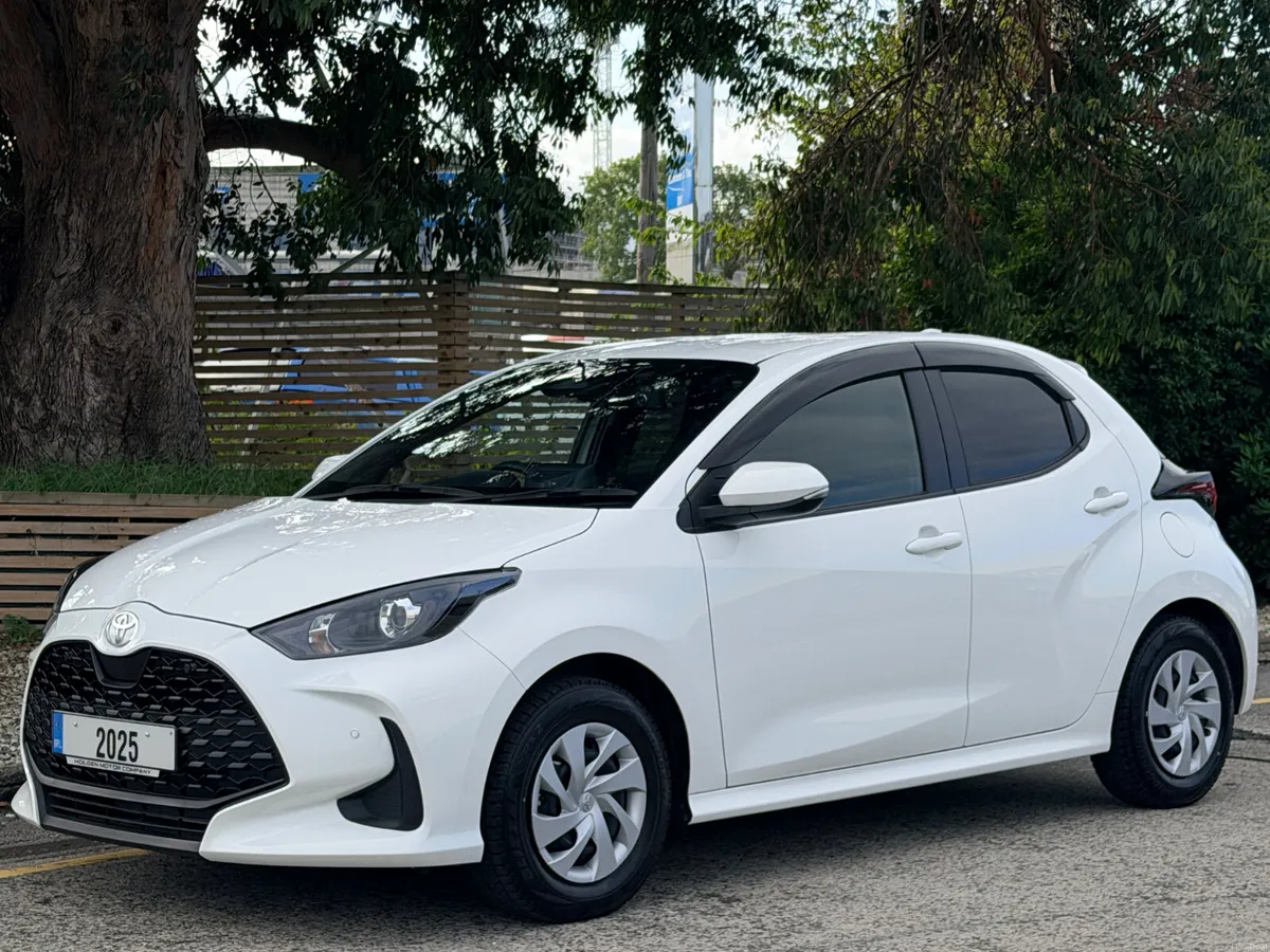 2025 TOYOTA YARIS..13815 KMS..2 KEYS - Image 2