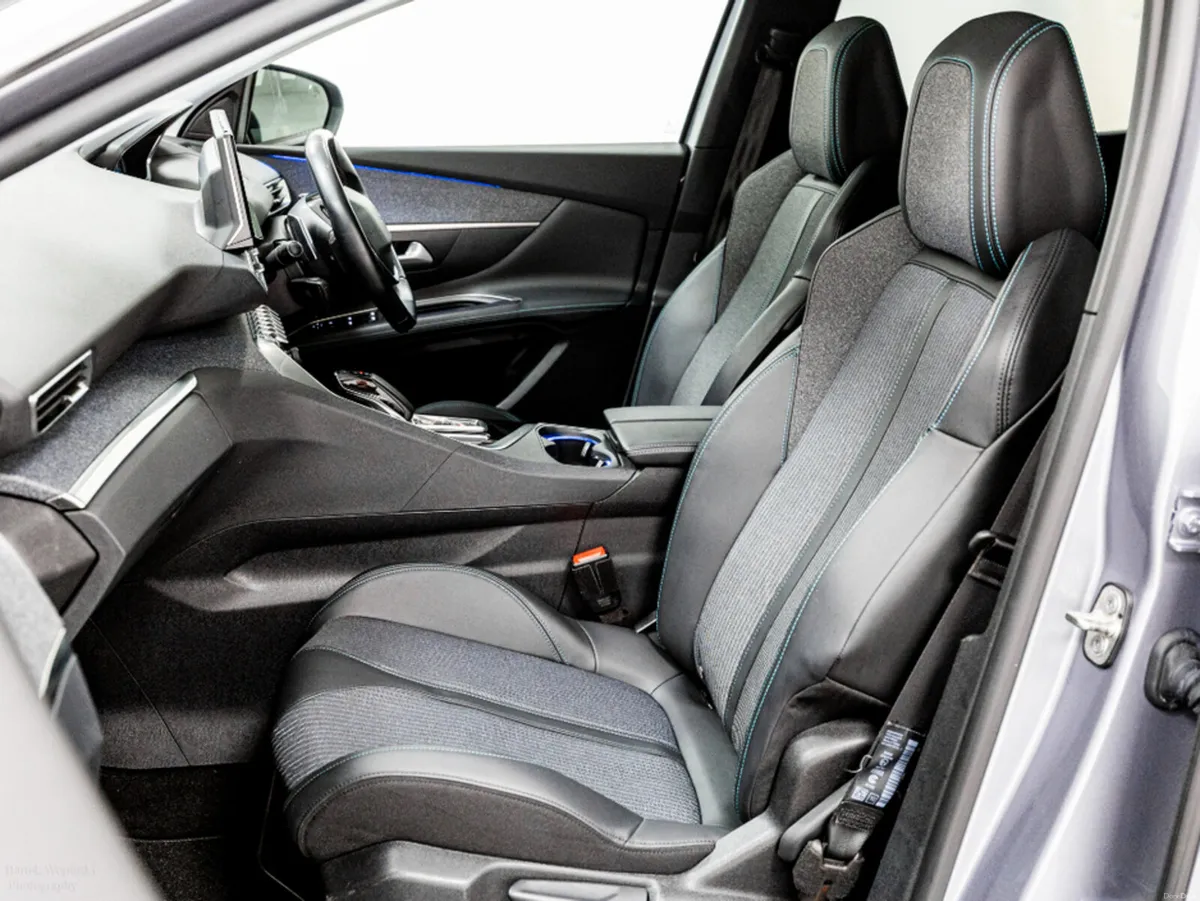 Peugeot 3008 Allure 1.6 PHEV Auto 225HP - Image 6