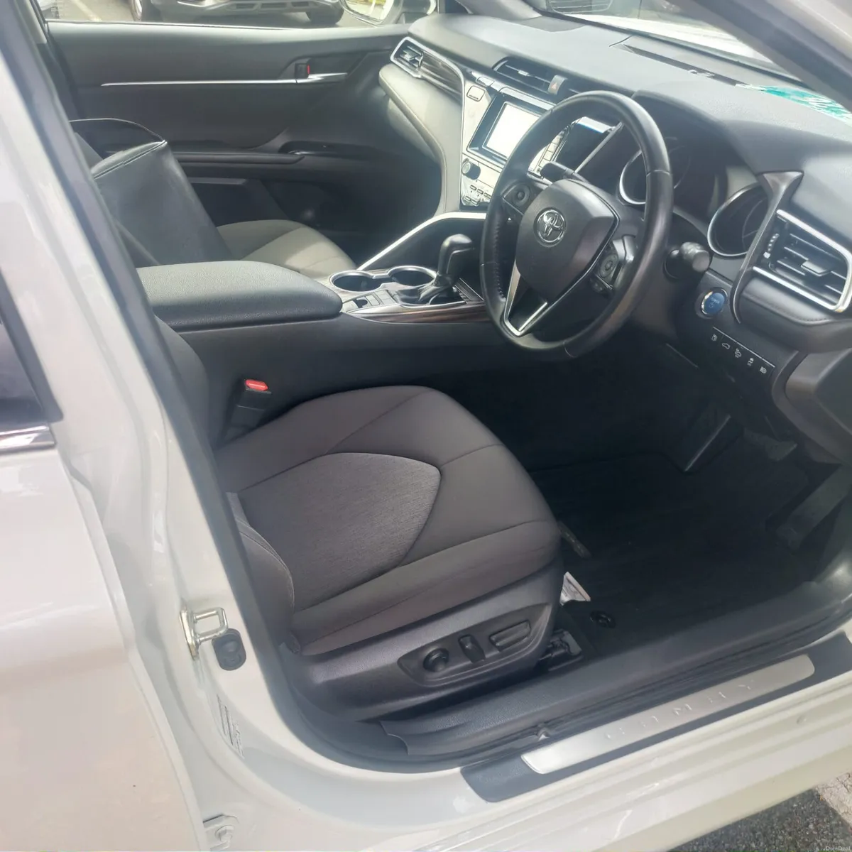 2018 TOYOTA CAMRY 2.5 PETROL HYBRID AUTO - Image 6
