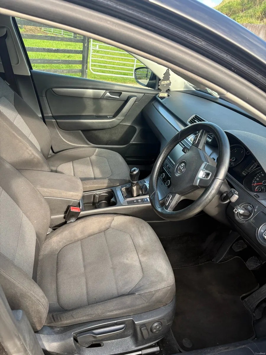 Volkswagen Passat - Image 5