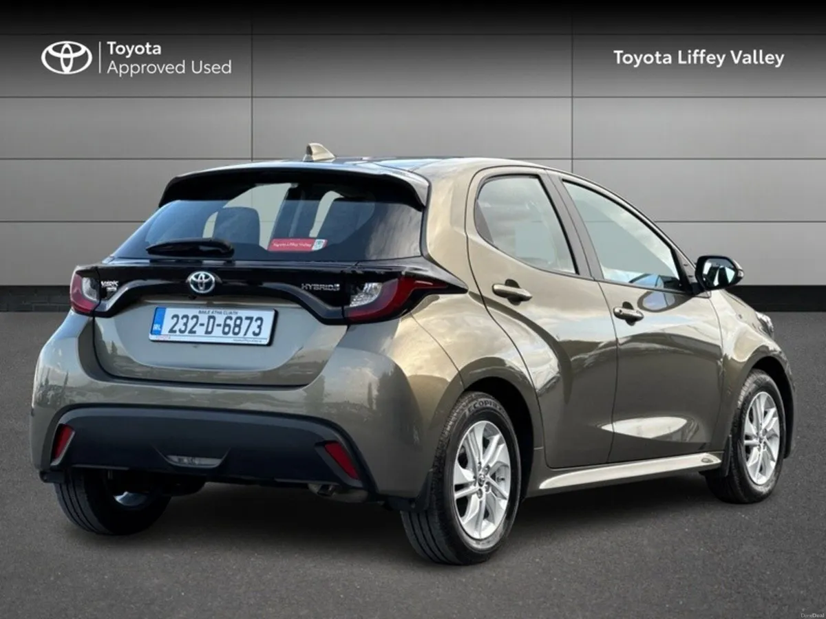 Toyota Yaris YARIS HYBRID LUNA - Image 2