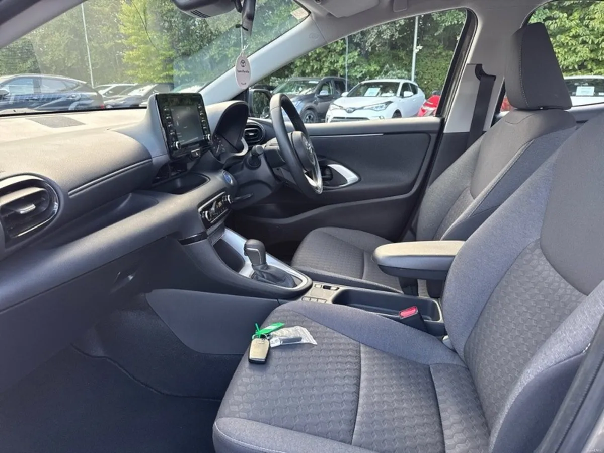 Toyota Yaris YARIS HYBRID LUNA - Image 6