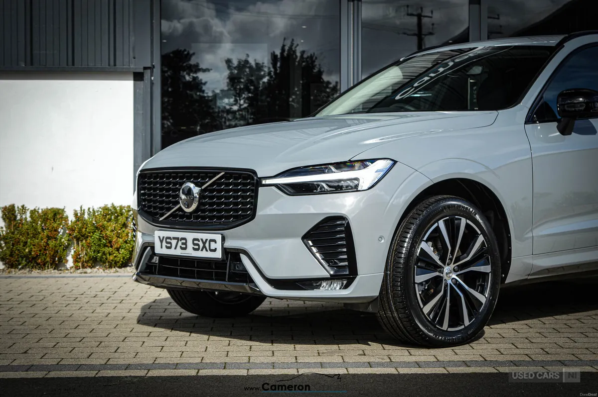 Volvo XC60 DIESEL ESTATE - Image 3