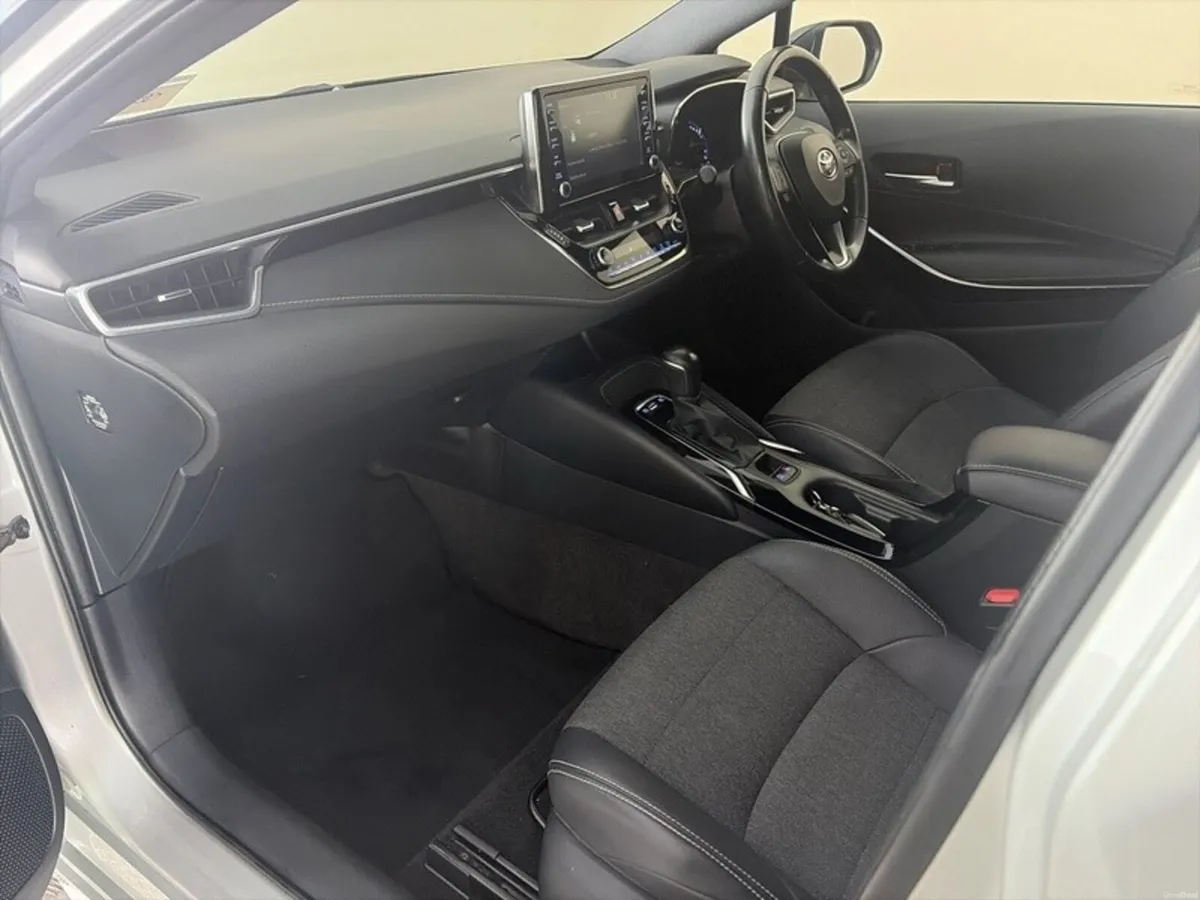 Toyota Corolla HYBRID LunaSport Hatch - Image 6
