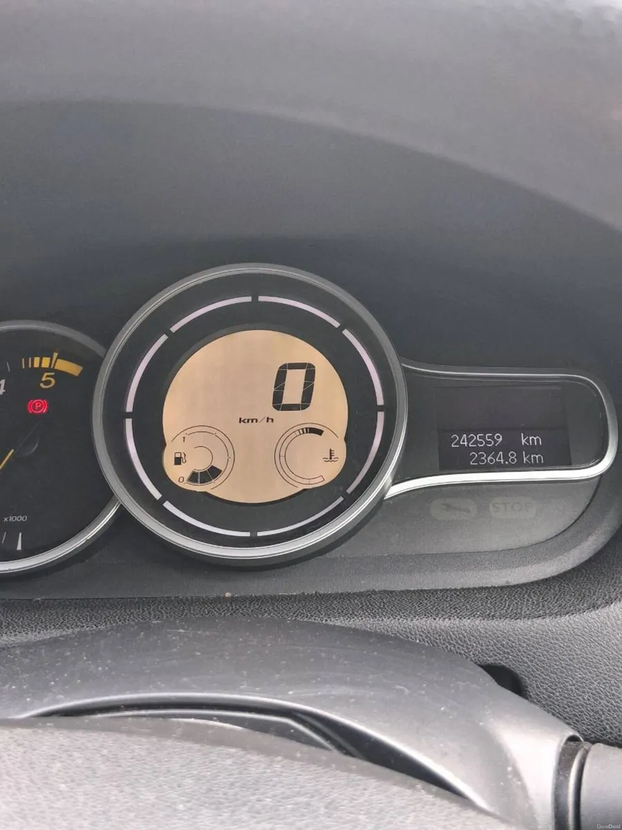 Renault Fluence 2011 - Image 6