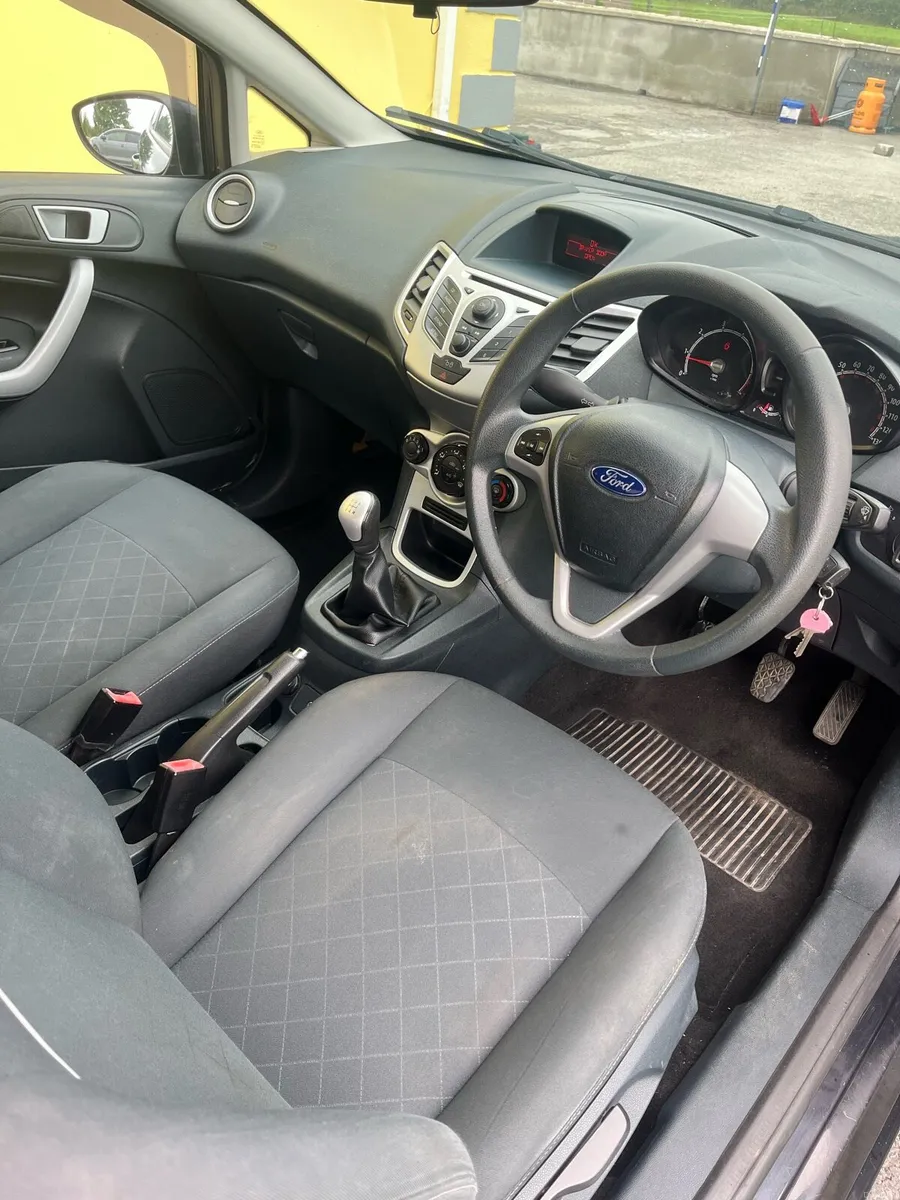 2011 Ford fiesta - Image 5
