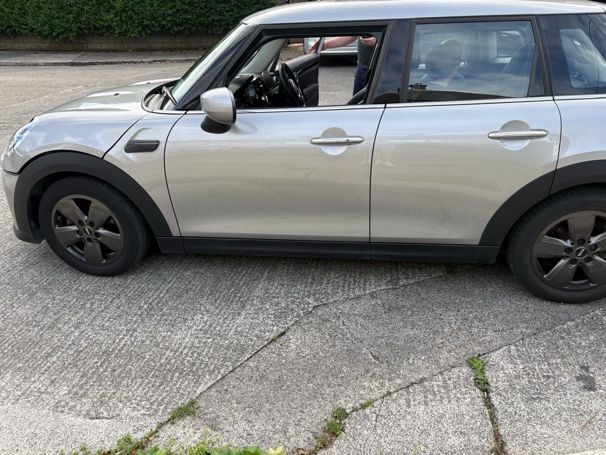 Mini Cooper Manual Petrol 11000 kms - Image 5