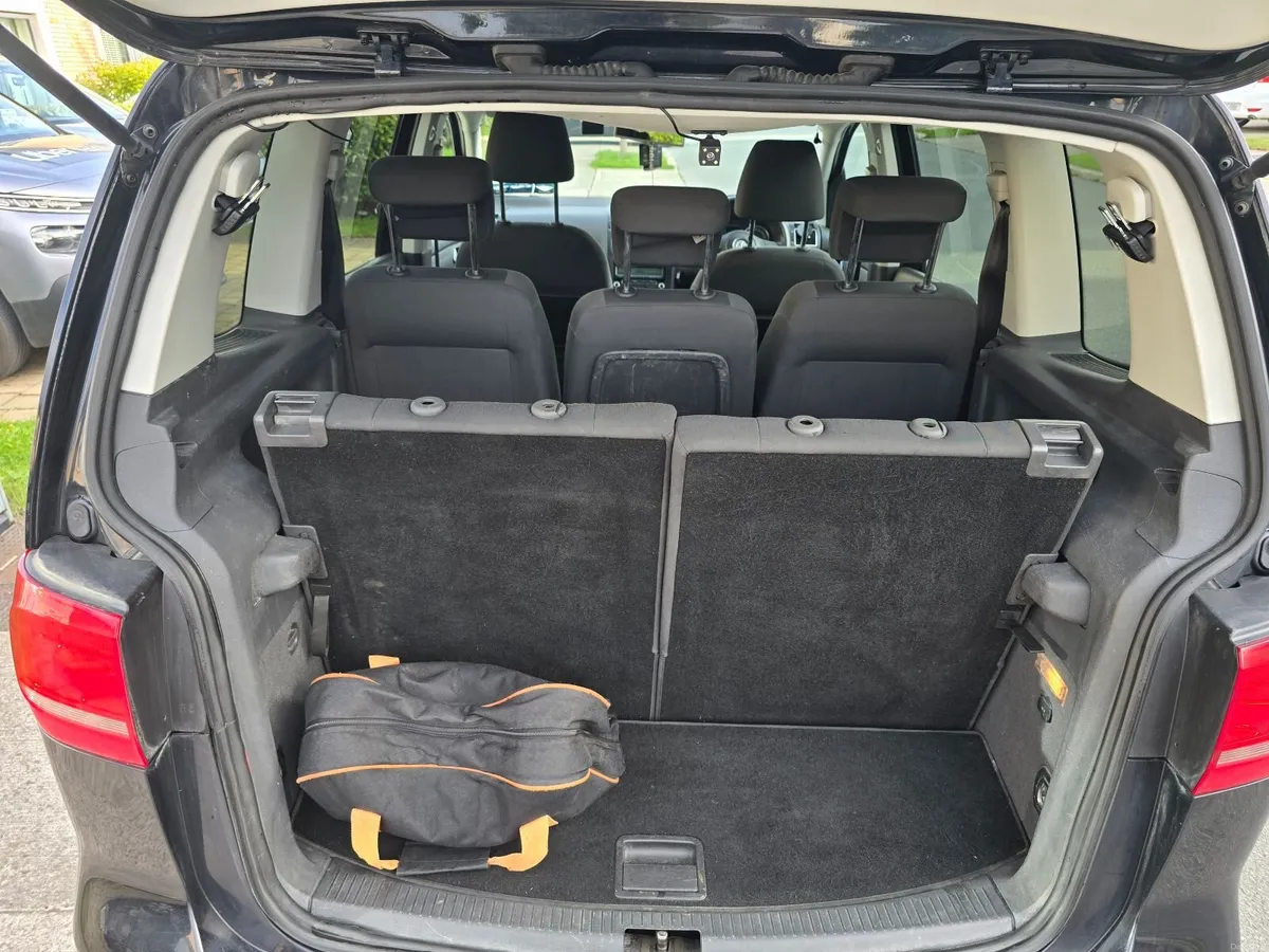 Volkswagen Touran 2011 - Image 2